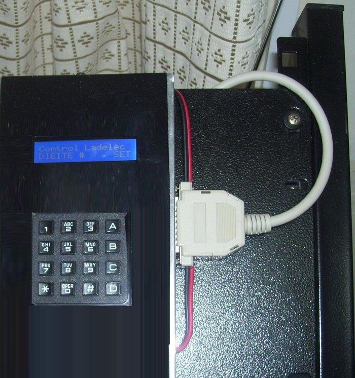 Consola de control para selección de zonas en sistema de sonido ambiental